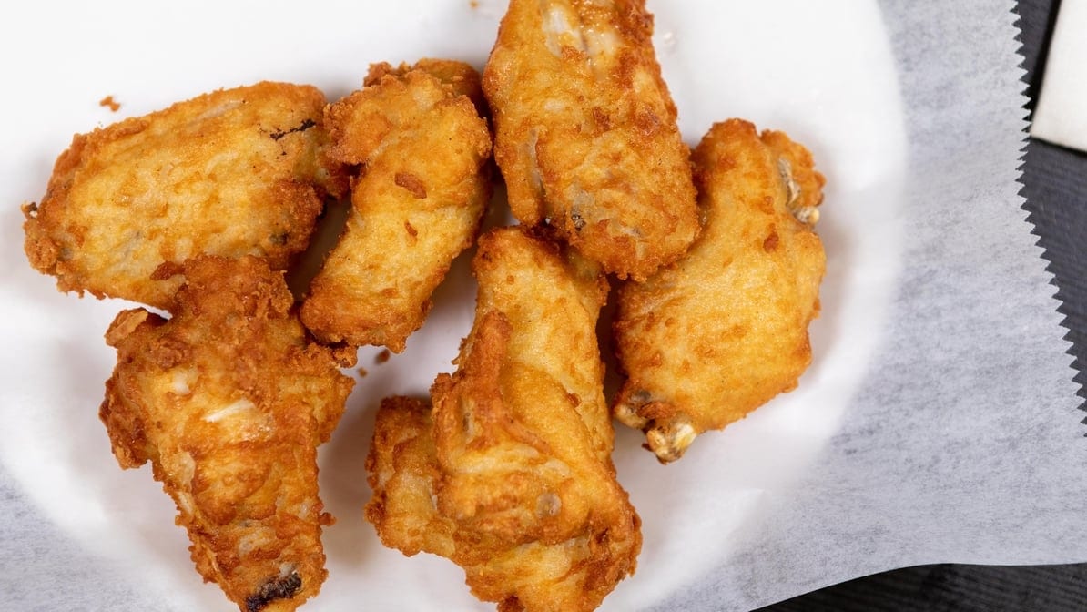 6 Hot Wings with Rice, Salad and Soda Combo.